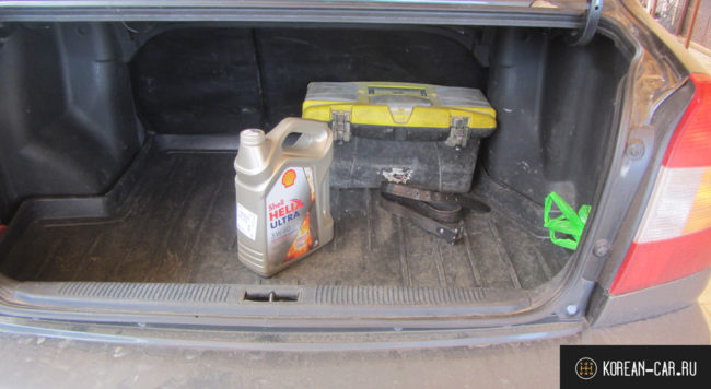 Упаковка масла Shell Helix Ultra 5W-40 в багажнике Хёндай Акцент 