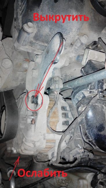 Демонтаж натяжного ролика ремня генератора на Хёндай Солярис