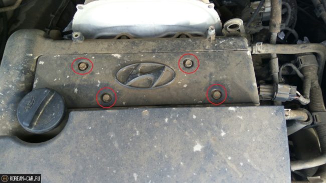 Демонтаж декоративной крышки на двигателе на Хёндай i30