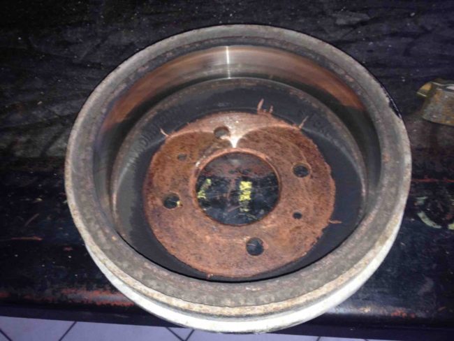 Демонтированный тормозной барабан на Хёндай Акцент