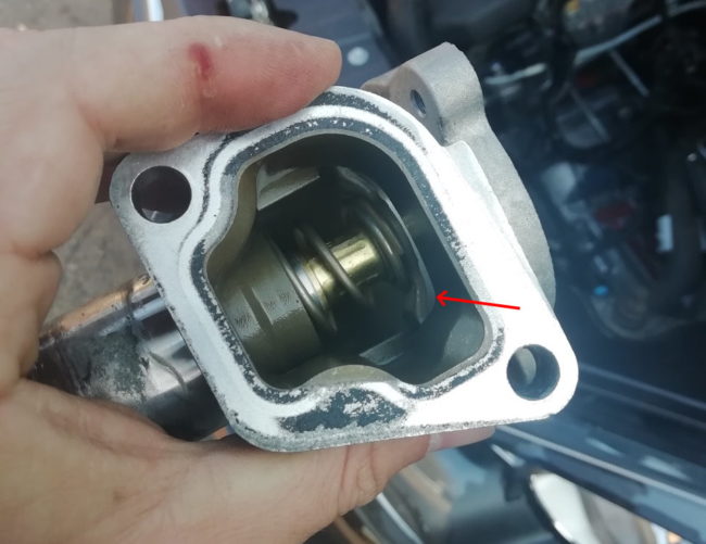 Клапан с пружиной внутри термостата от автомобиля Лада Калина