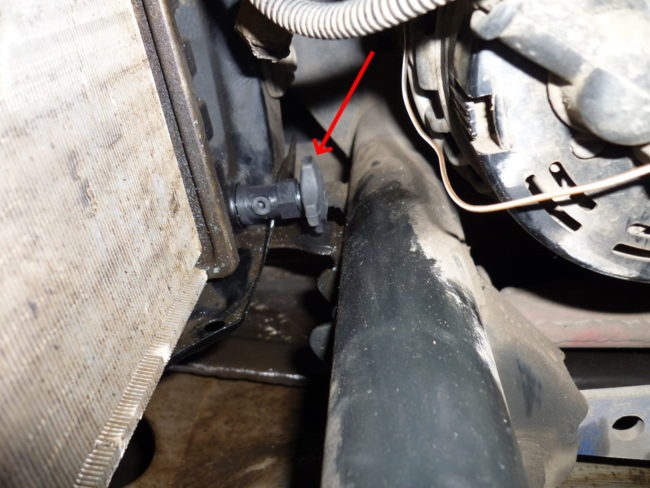 Сливная пробка в нижней части радиатора на автомобиле Лада Калина