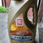 Моторное масло Лукойл 10W-40 для двигателя Лада Калины российского производства