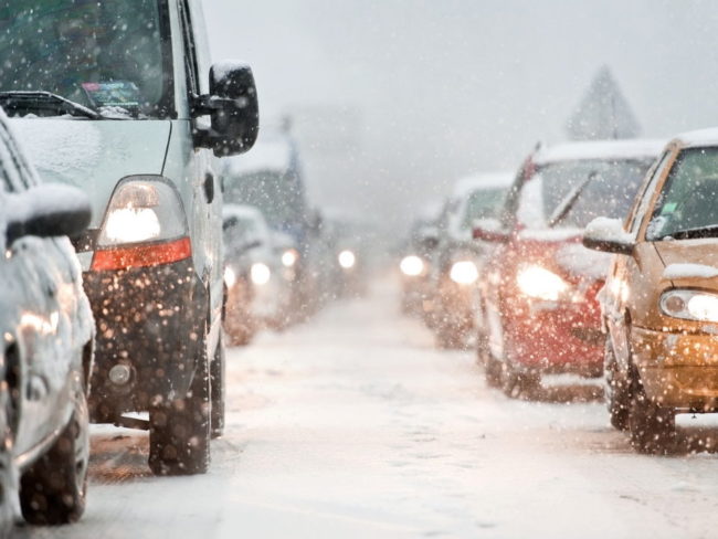 Сильный снегопад на автомобильной дороге в черте крупного города