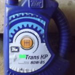 Четырехлитровая канистра с маслом TNK TRANS KP для замены в КПП автомобиля Лада Калина
