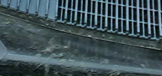 Крышка салонного фильтра на Лада Калина вблизи под жабо
