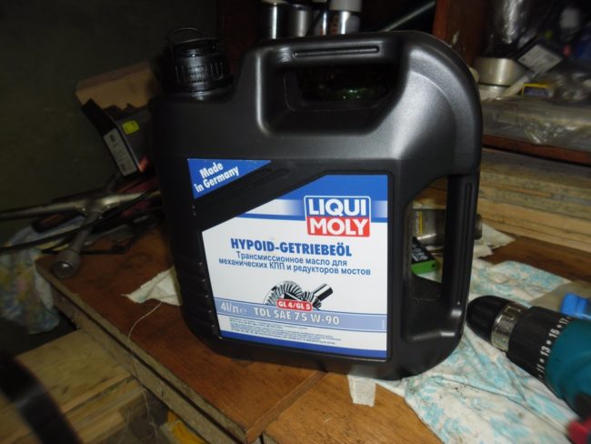 Черная канистра с трансмиссионным маслом Liqui Moly для замены в Лада Калине