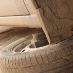 Дополнительная опора из колеса под днищем автомобиля Лада Калина