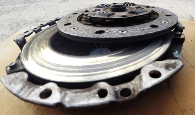 Глубокие борозды на диске сцепления от автомобиля Лада Калина