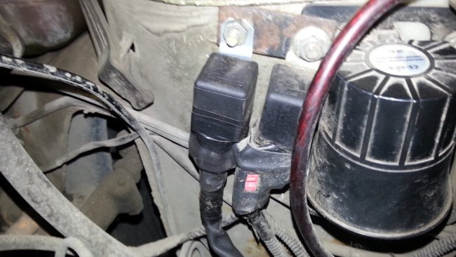 Вмонтированное дополнительное реле стартера на автомобиле ВАЗ-2110