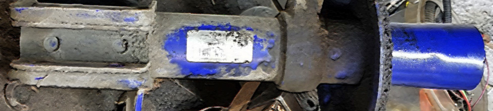 Неоригинальная стойка на ВАЗ-2110 синего цвета
