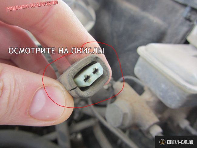 Осмотр контактов фишки индикатора недостаточного уровня тормозной жидкости на ВАЗ-2110