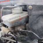 Грязный бачок тормозной жидкости снаружи ВАЗ-2110 8 клапанов